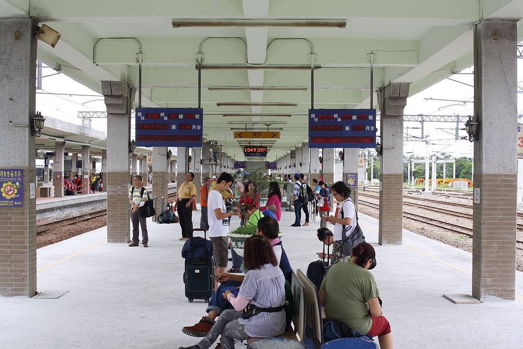 Mittelbahnsteig der Taitung Station am 09.Juni 2014.