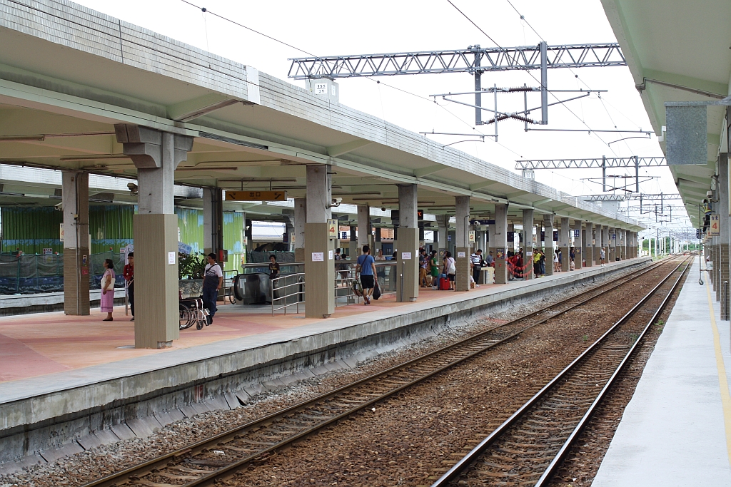 Mittelbahnsteig der Taitung Station am 09.Juni 2014.