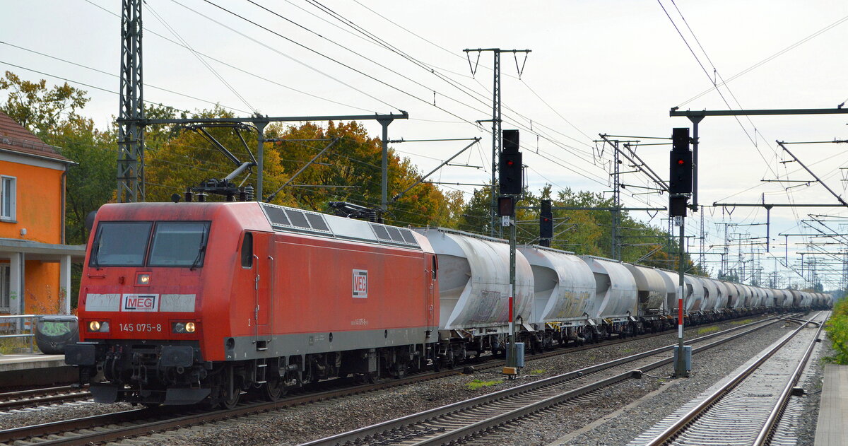 Mitteldeutsche Eisenbahn GmbH, Merseburg [D] mit  145 075-8  [NVR-Nummer: 91 80 6145 075-8 D-DB] und Zementstaubzug (leer) Richtung Rüdersdorf am 19.10.21 Durchfahrt Bf. Golm (Potsdam).
