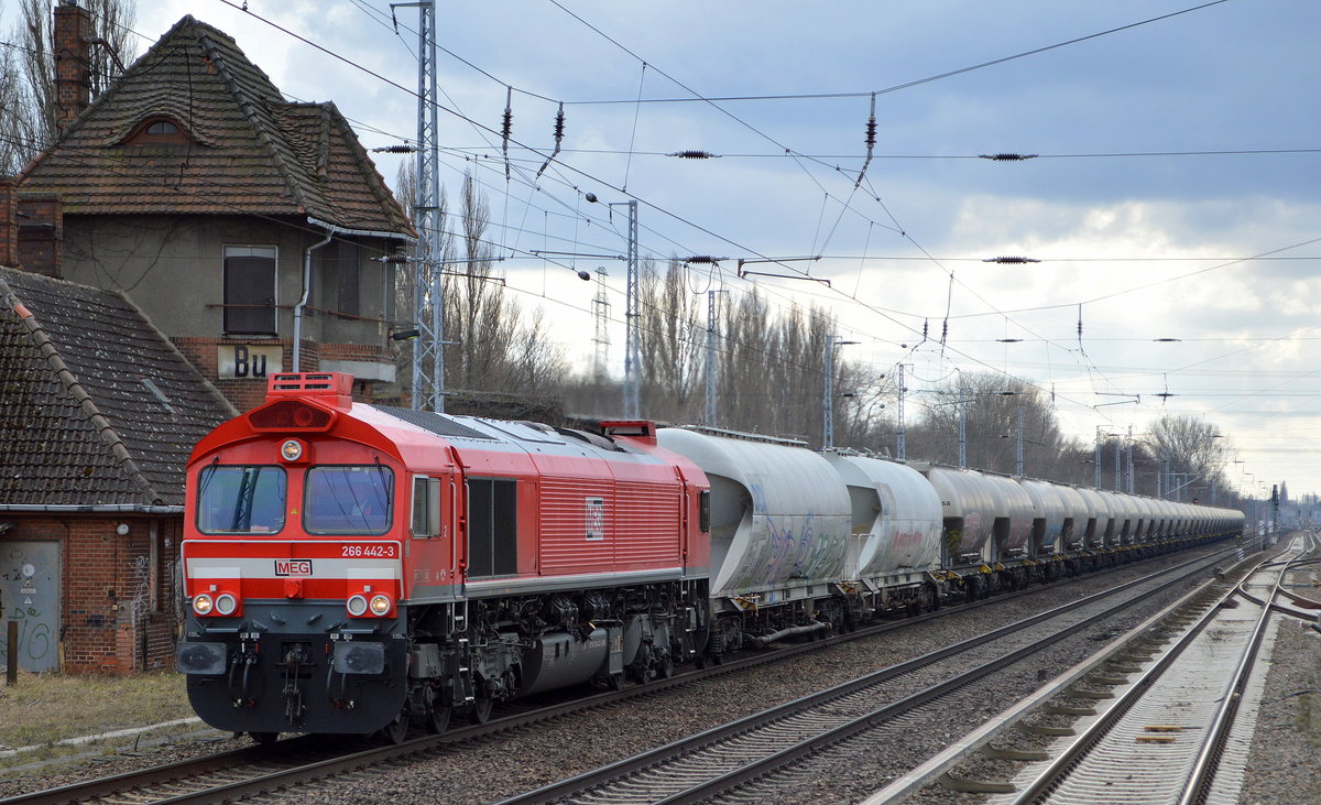 Mitteldeutsche Eisenbahn GmbH, Schkopau [D] mit  266 442-3  [NVR:  92 80 1266 442-3 D-MEG ] mit Zementstaubzug überraschend auf dieser Strecke Richtung Bernau weiter Richtung Nordosten am 18.03.21 Berlin Buch.