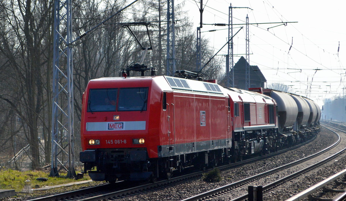Mitteldeutsche Eisenbahn GmbH, Schkopau [D] mit  145 061-8  [NVR-Nummer: 91 80 6145 061-8 D-DB] +  077 012-8  [NVR:  92 87 0077 012-8 F-MEG ] und Zementstaubzug am Haken Richtung Nordosten am 24.03.21 Berlin Buch.