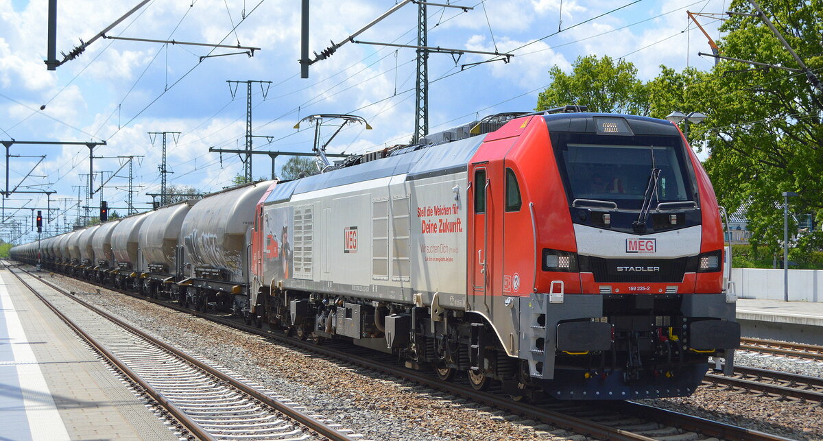 Mitteldeutsche Eisenbahn GmbH, Schkopau [D] mit ihrer Eurodual  159 225-2  [NVR-Nummer: 90 80 2159 225-2 D-RCM] und Zementstaubzug (leer) Richtung Rüdersdorf am 19.05.21 Durchfahrt Bf. Golm (Potsdam).
