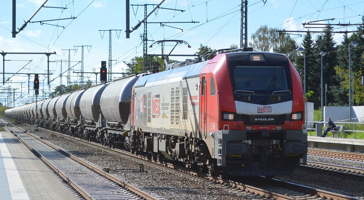 Mitteldeutsche Eisenbahn GmbH, Schkopau [D] mit  159 217-9  [NVR-Nummer: 90 80 2159 217-9 D-RCM] und Zementstaubzug am 06.10.21 Durchfahrt Bf. Golm (Potsdam).