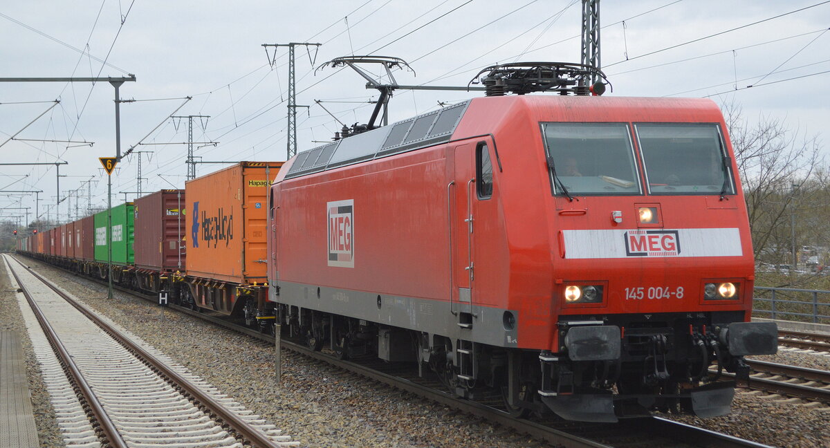 Mitteldeutsche Eisenbahn GmbH, Schkopau [D] mit  145 004-8  [NVR-Nummer: 91 80 6145 004-8 D-DB] und Containerzug am 06.04.22 Durchfahrt Bf. Golm.