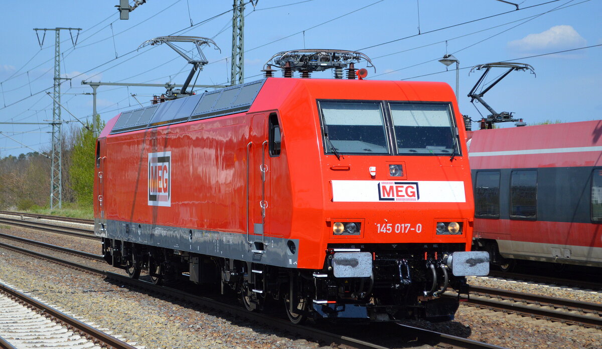 Mitteldeutsche Eisenbahn GmbH, Schkopau [D] mit der wie neu ausschauenden  145 017-0  [NVR-Nummer: 91 80 6145 017-0 D-DB] am 29.04.22 Durchfahrt Bf. Golm.