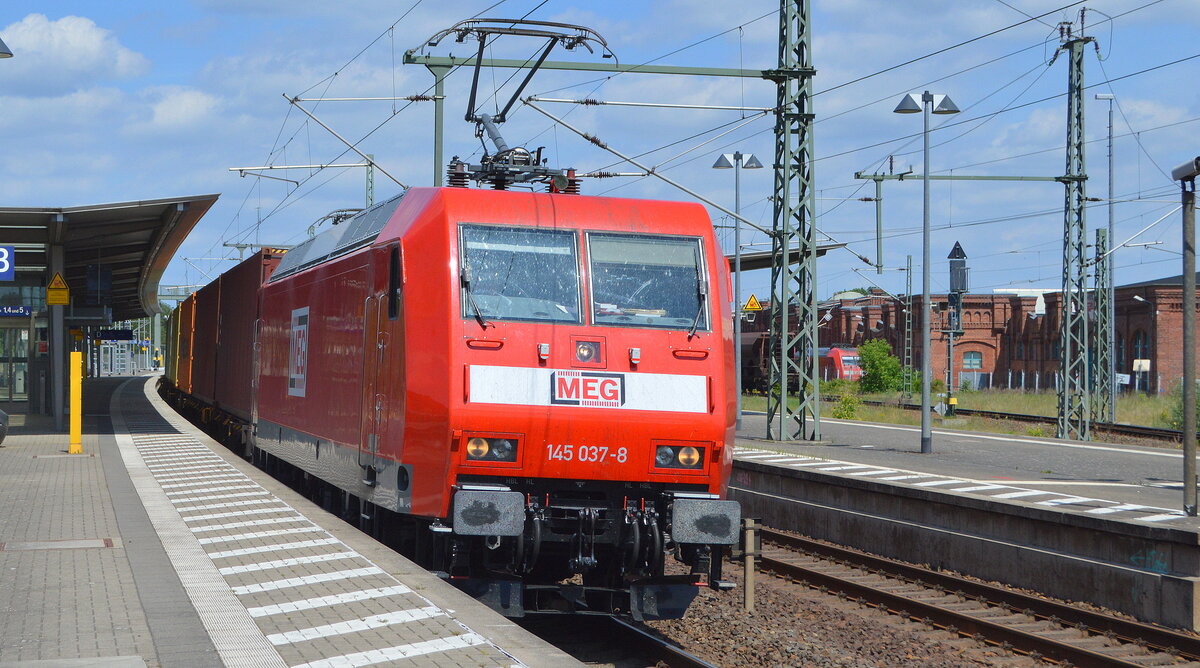 Mitteldeutsche Eisenbahn GmbH, Schkopau [D] mit  145 037-8  [NVR-Nummer: 91 80 6145 037-8 D-DB] und Containerzug am 15.06.22 Durchfahrt Bahnhof Wittenberge.
