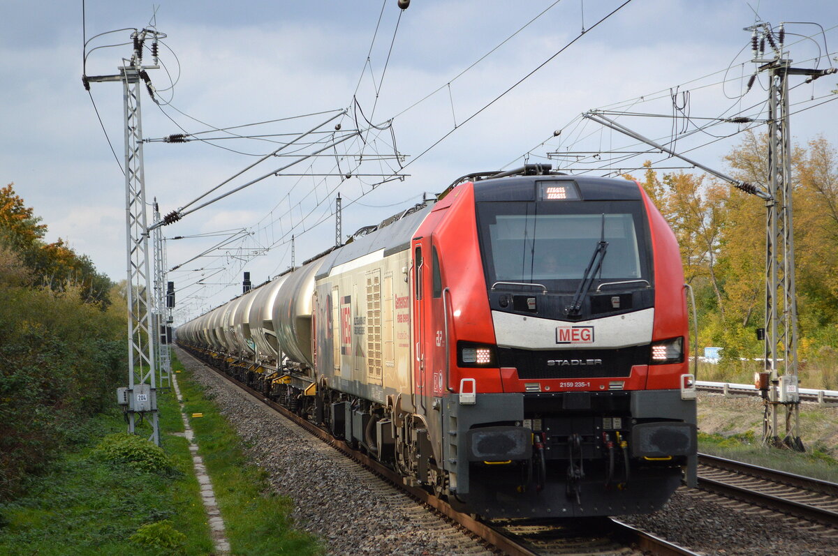 Mitteldeutsche Eisenbahn GmbH, Schkopau [D] mit  159 235-1  [NVR-Nummer: 90 80 2159 235-1 D-RCM] und einem Zementstaubzug (leer) Richtung Rüdersdorf am 13.10.22 Durchfahrt Bahnhof Berlin Hohenschönhausen.  