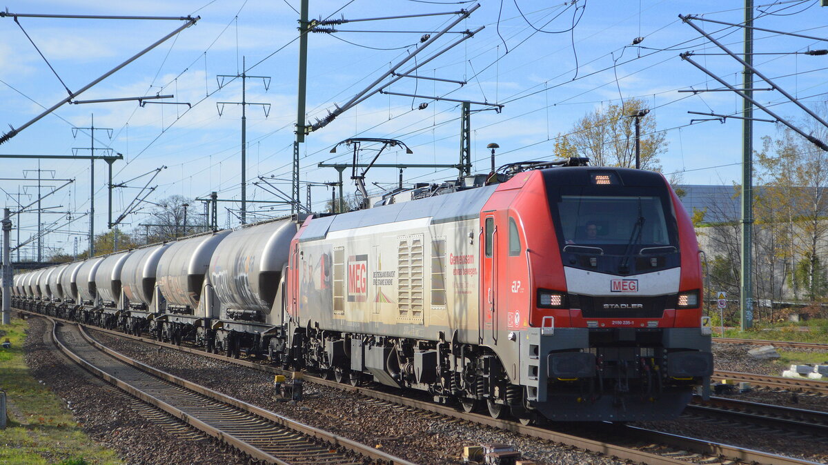 Mitteldeutsche Eisenbahn GmbH, Schkopau [D] mit  159 235-1  [NVR-Nummer: 90 80 2159 235-1 D-RCM] und Zementstaubzug (leer) Richtung Rüdersdorf am 08.11.22 Durchfahrt Bahnhof Flughafen BER Terminal 5.,