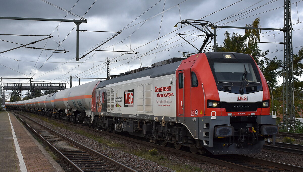 Mitteldeutsche Eisenbahn GmbH, Schkopau [D] mit der Eurodual Lok   159 217-9  [NVR-Nummr: 90 80 2159 217-9 D-RCM] und einem Ganzzug Druckgaskesselwagen (Vinylchlorid, stabilisiert) am 07.11.23 Höhe Bahnhof Niederndodeleben.