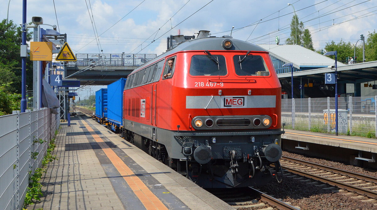 Mitteldeutsche Eisenbahn GmbH, Schkopau mit  218 467-9  (NVR:  92 80 1218 467-9 D-MEG ) und zwei Containern auf Tragwagen am Haken am 12.07.21 Durchfahrt. Berlin Hohenschönhausen.
