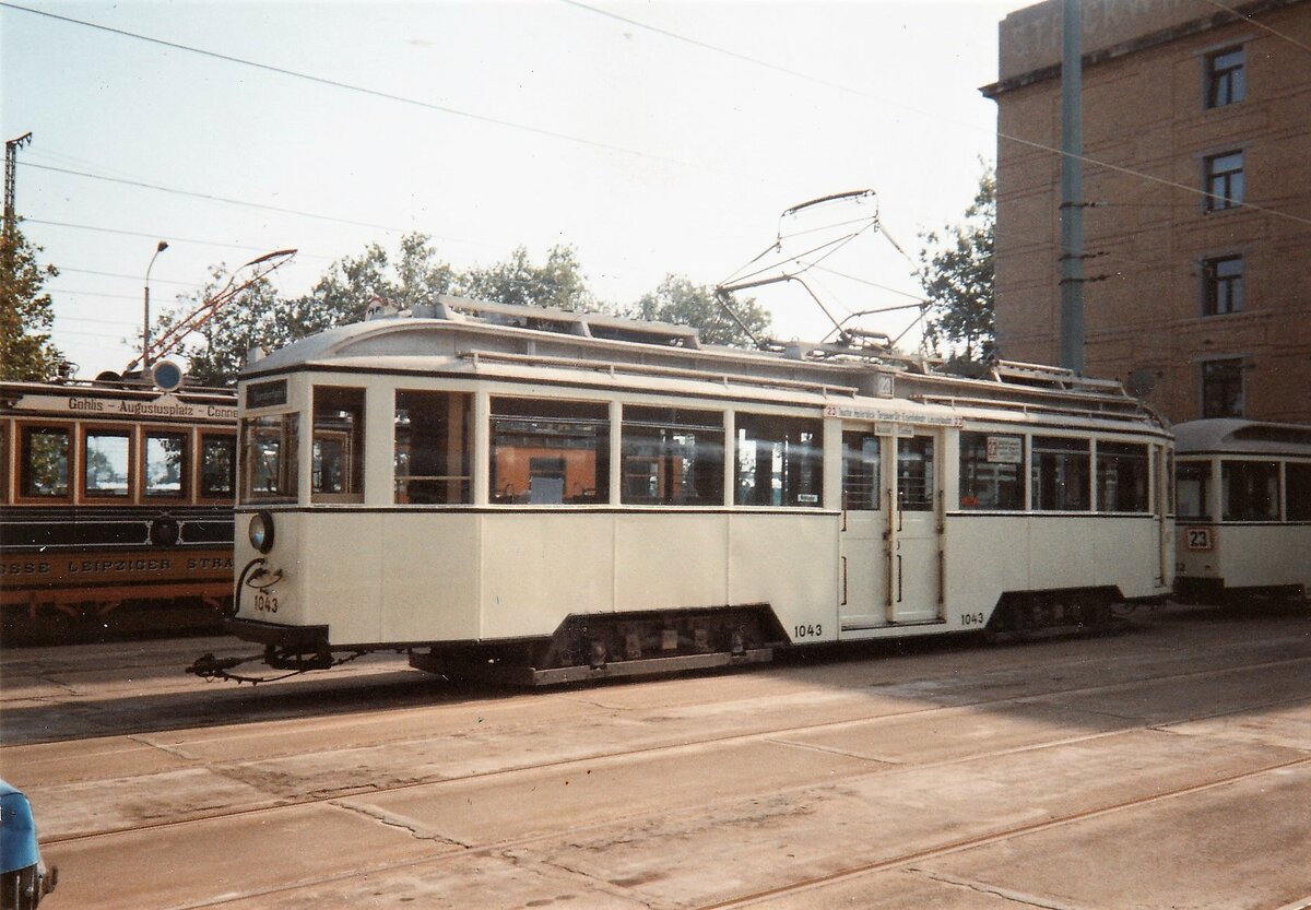 Mitteleinstiegswagen #1043 Typ 29 von 1930 beim Tag der offenen Tür im Straßenbahnhof Leipzig Wittenberger Straße am 26.Mai 1994.
Scan vom Farbfoto