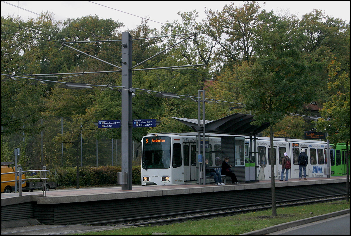 Mittelhochbahnsteige in Hannover-Kleefeld -

An der Haltestelle Nackenberg verzweigen sich die Linie 4 nach Roderbruch und die Linie 5 nach Anderten. Ausgebaut wurde die Haltestelle im Jahr 1989. Nur in diesem Bereich hat die Stadtbahn einen eigenen Bahnkörper im Zuge der Kirchroder Straße in Kleefeld, ansonsten liegen die Gleise in den Straßenfahrbahnen. Auch durch Kirchrode entlang der Tiergartenstraße wird auf der Straße gefahren. Der Abzweig nach Roderbruch der Linie 4 ist dagegen eine reine Bahnkörperstrecke mit wenig Straßenquerungen, eine Straßenkreuzung wird ein einem kurzen Tunnel unterfahren.

01.11.2006 (M)