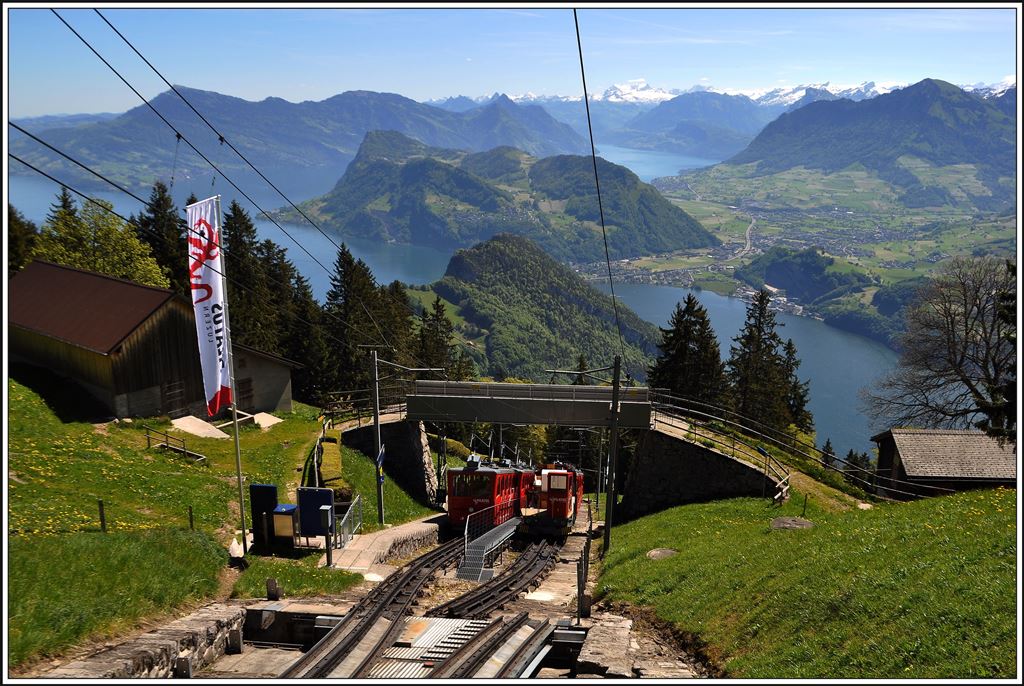 Mittelstation Ämsigen mit herrlicher Fernsicht über den Vierwaldstättersee mit Bürgenstock und Rigi. (20.05.2014)