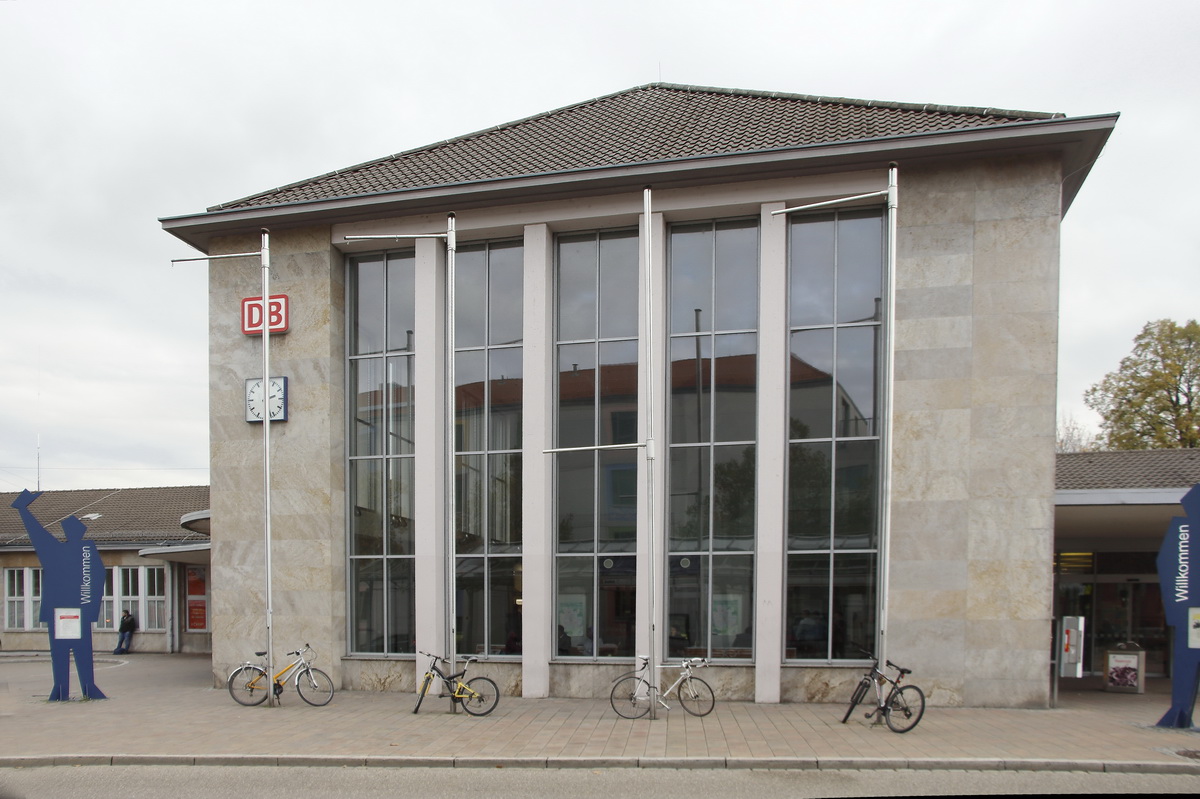 Mittelteil des Bahnhof Ansbach gesehen vom Bahnhofsvorplatz am 02. November 2018.



 Nun die bearbeitete Version von Olli.  Danke
