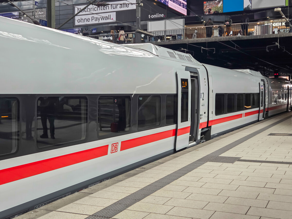 Mittelwagen eines ICE L nach Westerland (Sylt) in Hamburg Hbf, 25.04.2026.