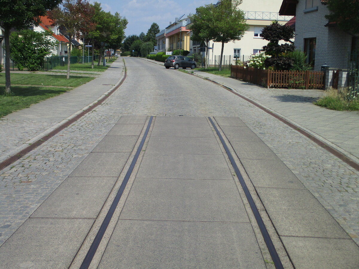 Mitten auf der Zierker Nebenstraße endet die Neustrelitzer Hafenbahn ohne Prellbock.Aufgenommen am 24.Juli 2021.