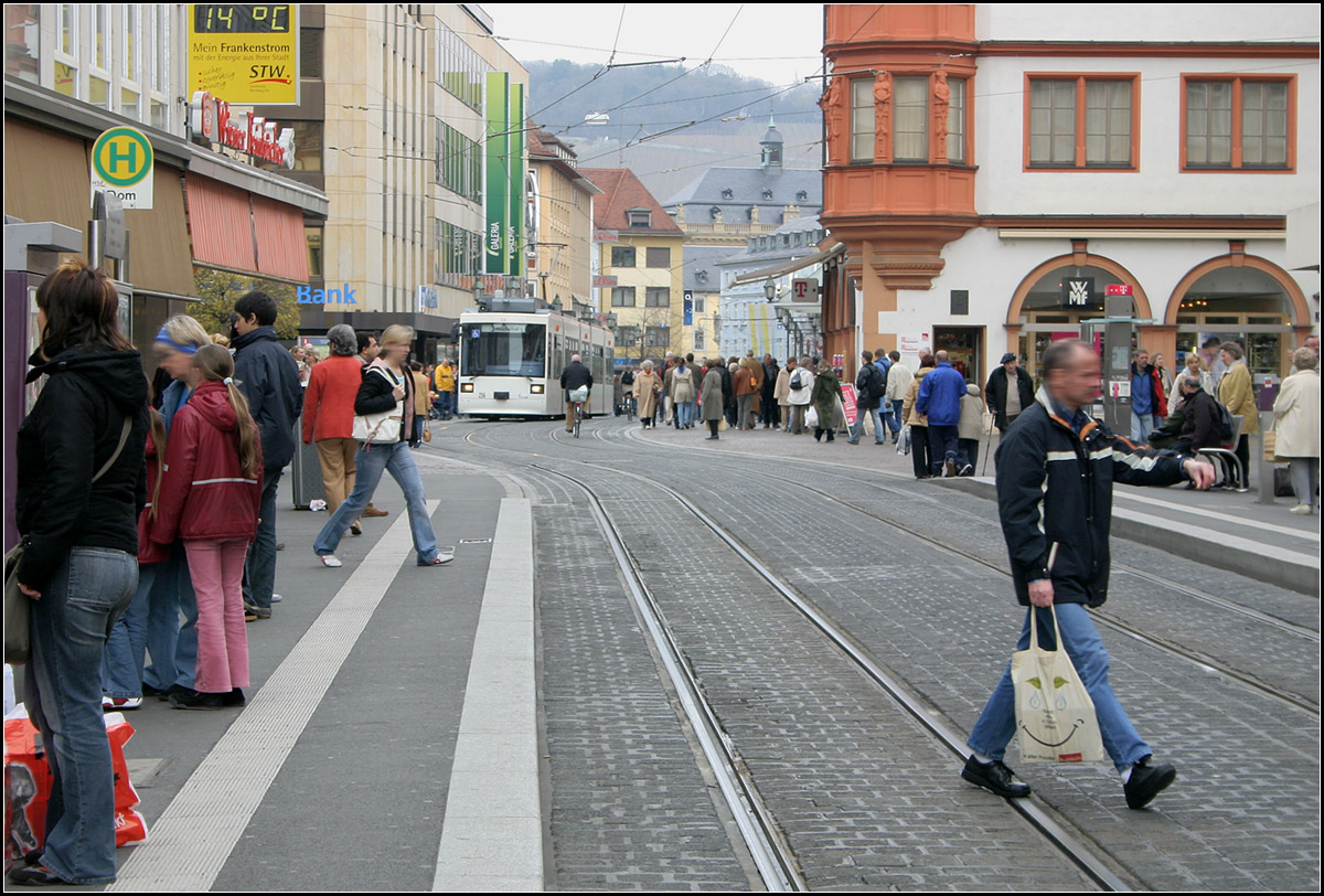 Mitten durch der Fußgängerzone - 

... in Würzburg ist die Tram unterwegs und erreicht gleich die Haltestelle Dom. 

15.04.2006 (M)