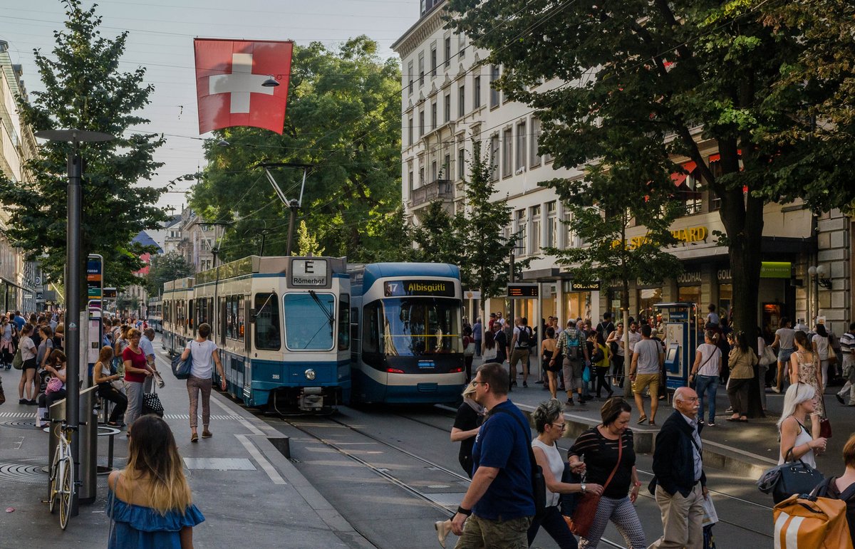 Mitten durchs Gewühl!

In der Züricher Innenstadt fahren unter anderem die Linien E und 17 quer durch die Fußgängerzone. Was in anderen Städten undenkbar ist, ist hier gelebte Praxis.

Cobra Be 5/6 und Be 4/6 am Beginn der Fußgängerzone beim Hauptbahnhof, 25.09.2016