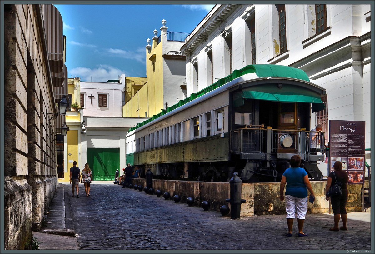 Mitten in einer Gasse in der Altstadt von Havanna wurde der Coche Mambi aufgestellt, ein um 1900 in den USA gebauter Salonwagen, der 1912 nach Kuba exportiert wurde. Er diente bis zur Revolution den kubanischen Präsidenten als Dienstreisewagen. (18.03.2017)