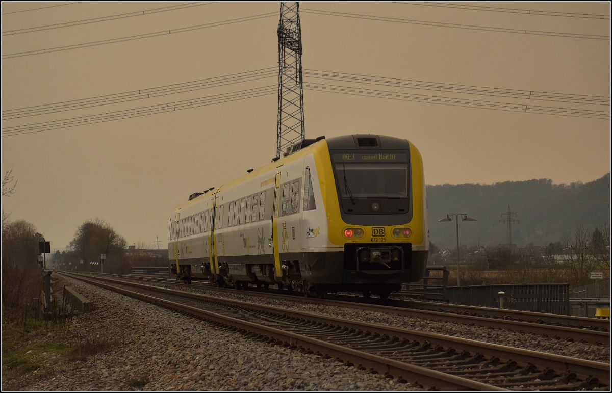 Mitten im  Sandsturm . 612 125 noch am theoretisch helllichten Mittag, der doch von den Sandwolken heftig verfinstert wurde. Richtung burgundische Pforte sah es noch heftiger aus. Voraussichtlich sorgt der  Sandsturm  im Norden noch fr ordentlich  Strungen im Betriebsablauf . Warmbach, Februar 2021.