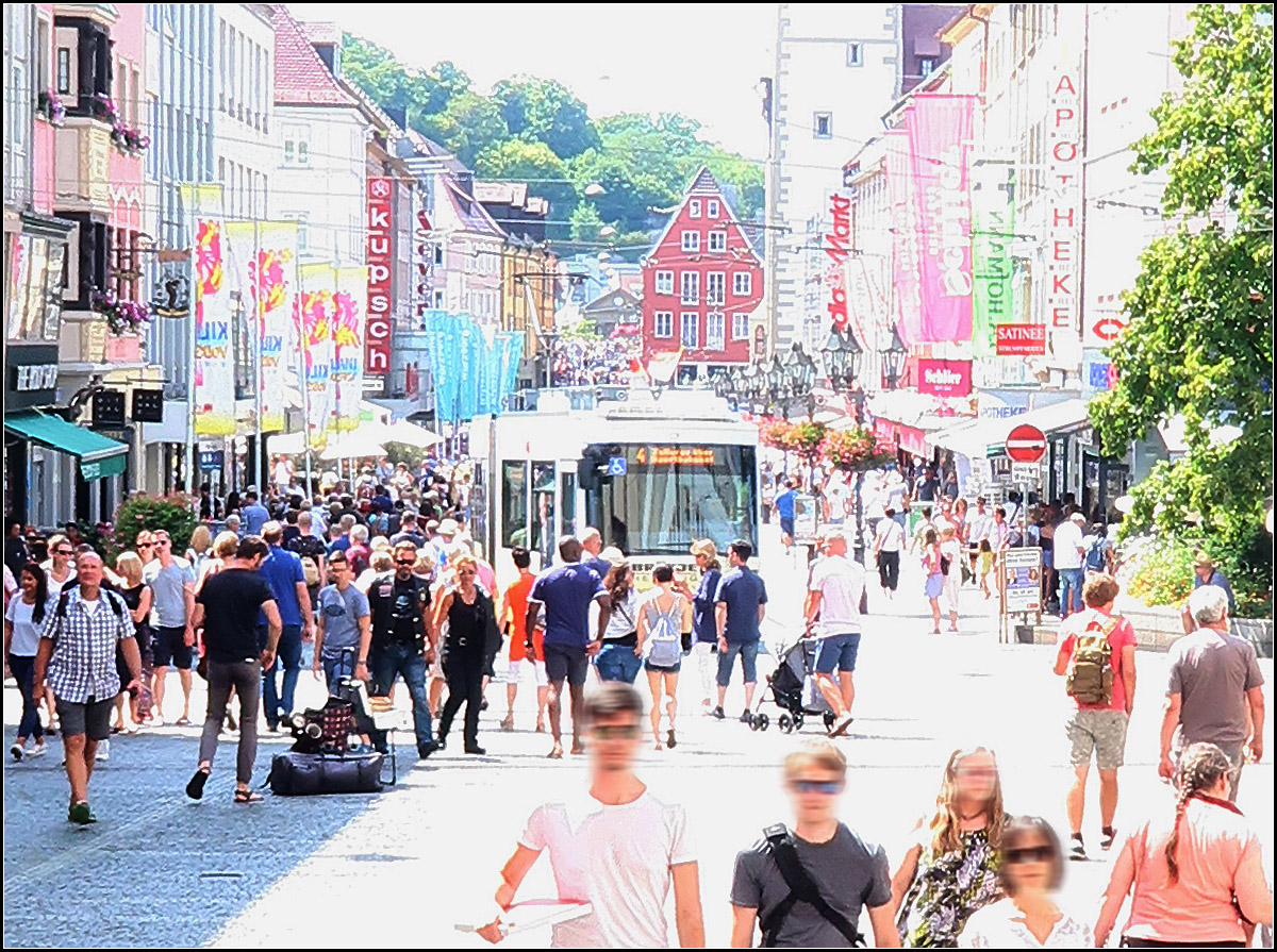 Mitten im sommerlichen Stadtleben -

... findet die Straßenbahn ihren Weg durch die Fußgängerzone Würzburgs. 

Da hatte ich vergessen die Belichtungszeit für Innenaufnahmen wieder ans Tageslicht anzupassen, als mir von der Domtreppe dieser Anblick bot. Völlig überbelichtet, aber trotzdem gefällt mir diese Aufnahme irgendwie. Die lange Belichtungszeit verfremdet das Bild und lässt irgendwie die Hitze des Tages deutliche hervortreten. Der Ausschnitt ist in Originalgröße, weite Teile (Himmel und Straße) der eigentlich hochformatigen Aufnahme sind im Gesamtbild völlig weiß.

Ein kleiner Kontrast zum Winterbild von Gestern.

14.07.2018 (M)
