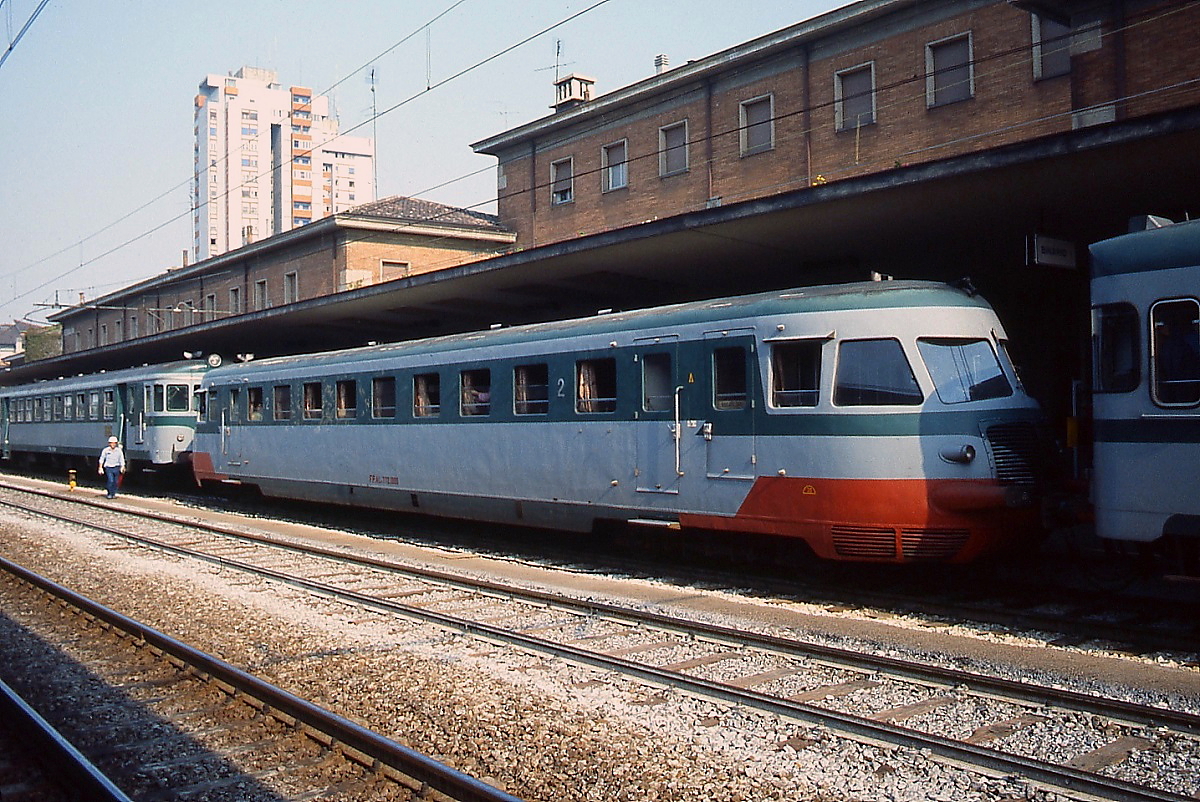 Mitten in der Triebwagengarnitur der Ferrovie Padana ist im September 1986 im Bahnhof Ferrara einer der formschönen Vorkriegstriebwagen der Reihe ALn 772 eingereiht