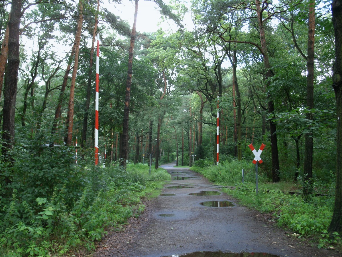 Mitten im Wald gelegen mechanischer Bahnübergang bei der Berliner Parkeisenbahn am 14.April 2012.