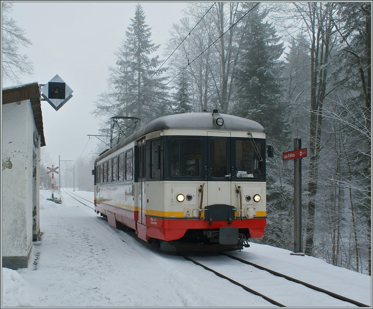 Mitten im Wald liegt die Haltestelle Les Frêtes, wo gerade der CMN BDe 4/4 N° 5, von Le Locle kommend, hält.
18. Jan 2010