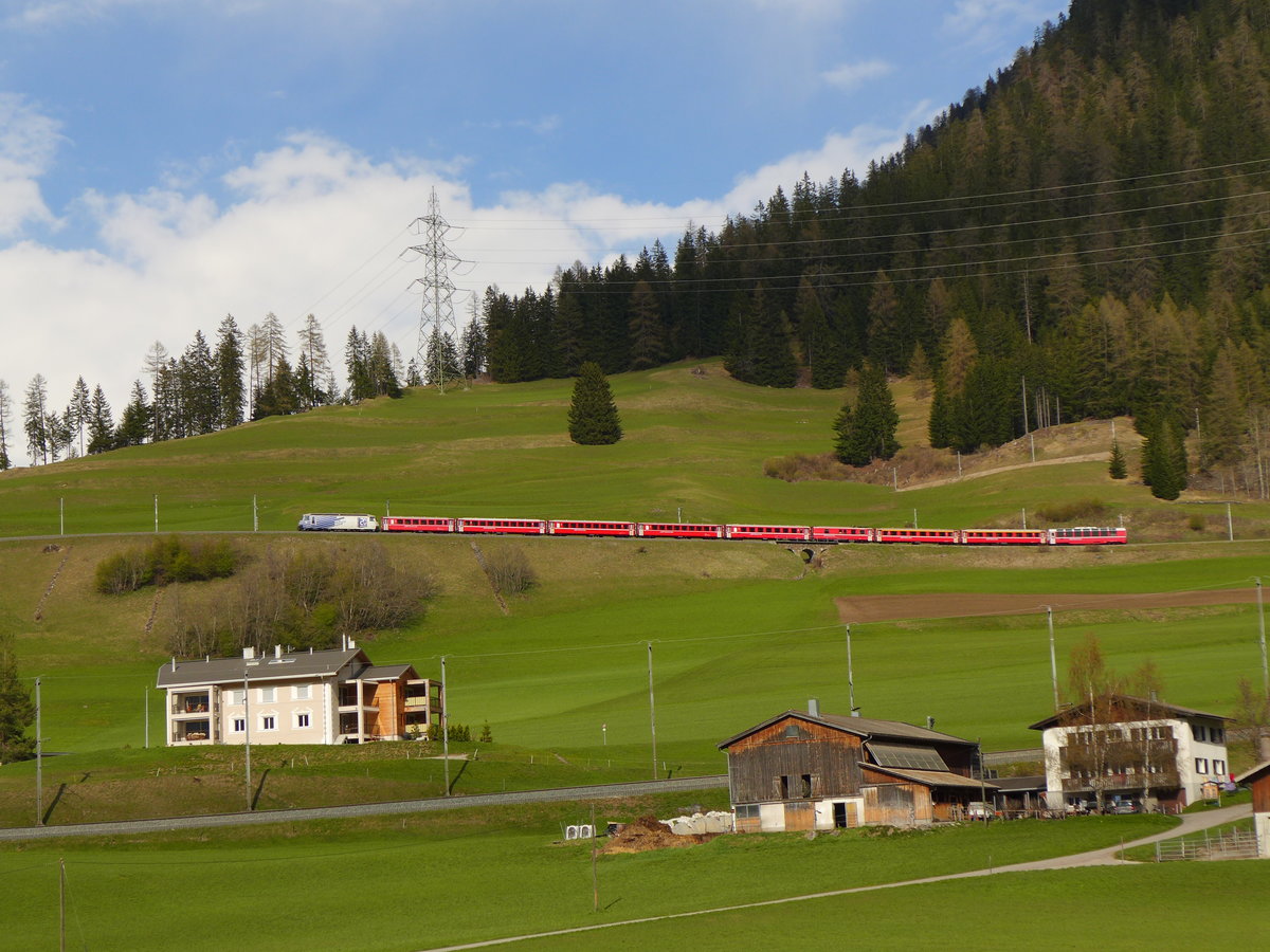 Mittlere Ebene - Ge 4/4 III 649  Lavin  mit dem RE 1153 (Chur - St.Moritz) ist nun eine Stufe höher und zeigt sich in ganzer Länge. Die ersten beiden Wagen sind Zusatzwagen. Danach folgt die  Standardkomposition  bestehend aus drei 2.Klasse-Wagen, einem Gepäckwagen und zwei 1.Klasse-Wagen. Der Panoramowagen ist ebenfalls ein Zusatzwagen, wobei man bei einen Aufschlag zahlen muss, um ihn benutzen zu können.
Bergün, 07. Mai 2016
