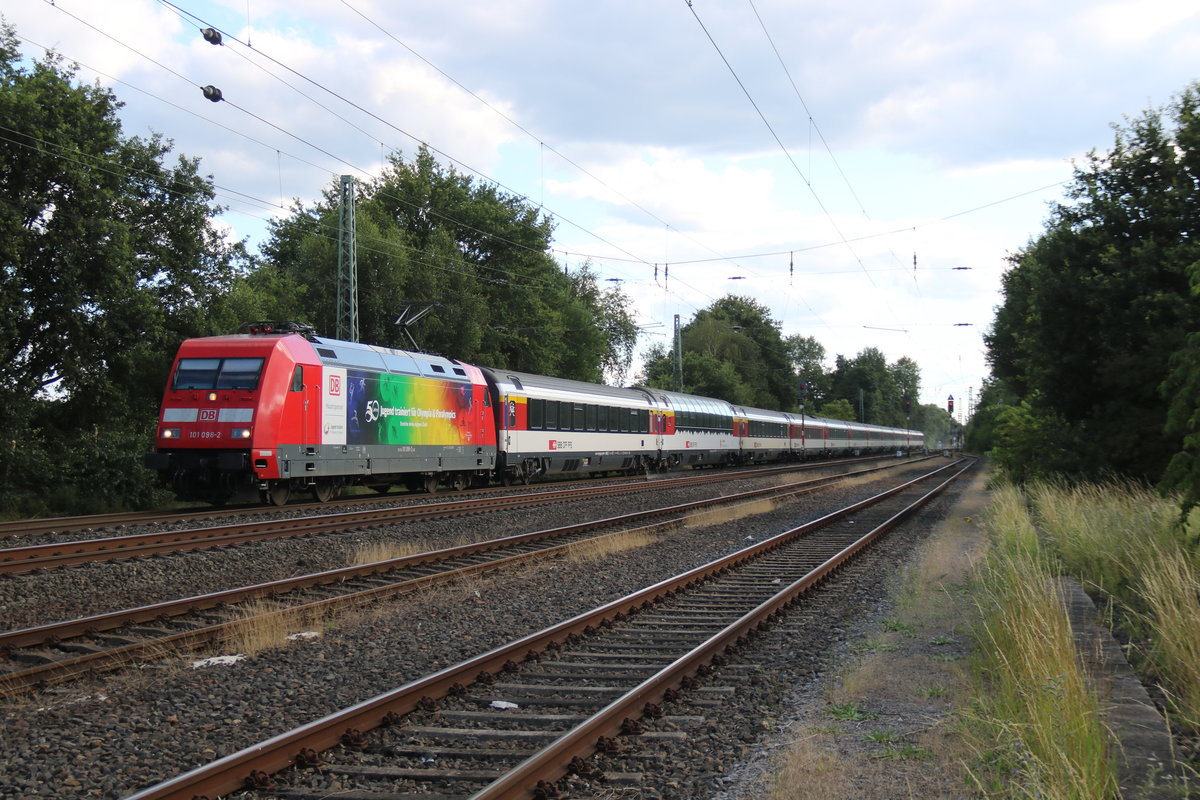 Mittlerweile auch schon wieder entklebt, 101 098  Jugend Trainiert  mit dem Euroctiy 8 auf der Fahrt von Interlaken nach Hamburg, bei der Durchfahrt in Sythen am 21.7.2020