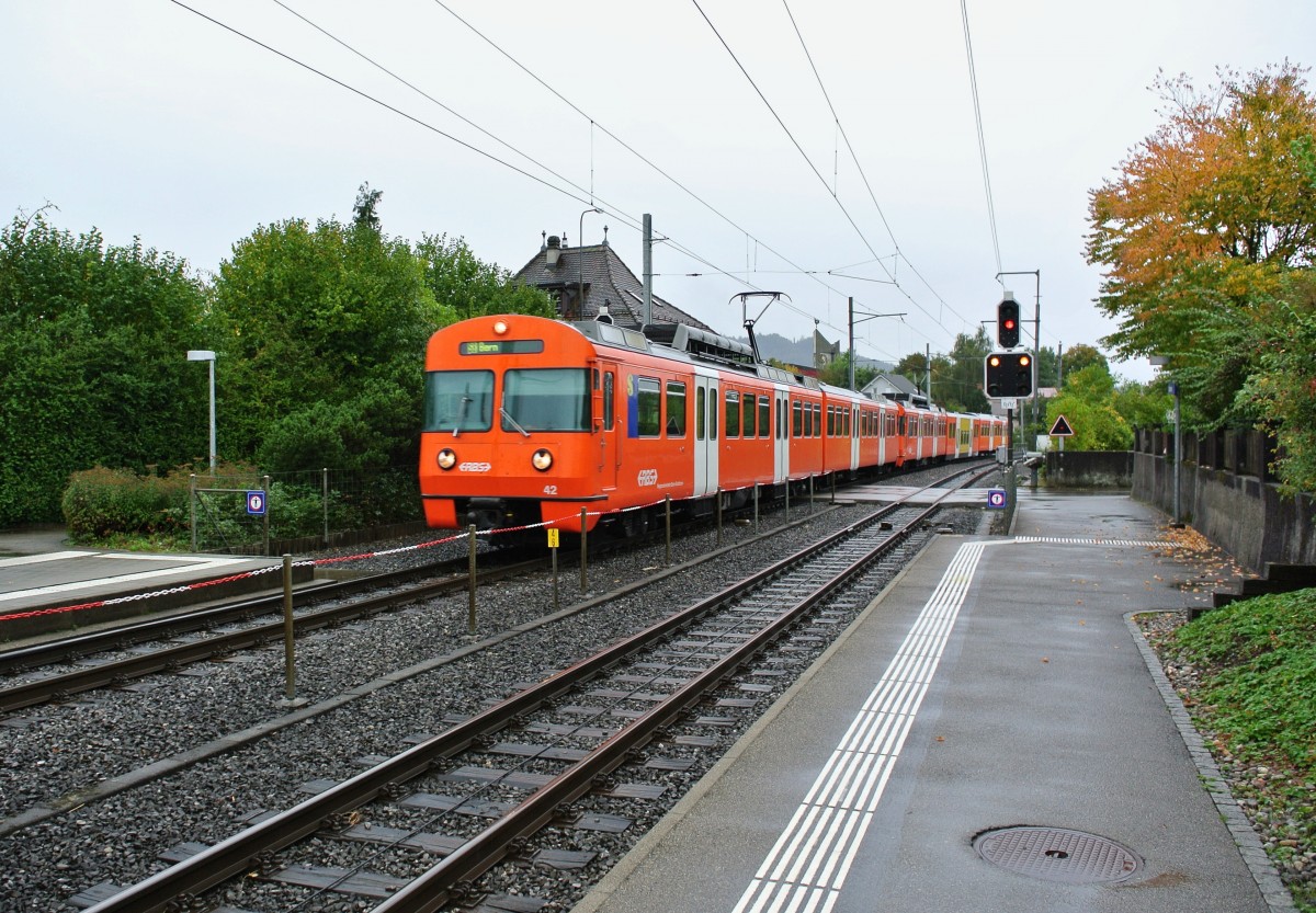 Mittlerweile bereits Geschichte: Be 4/8 42 (nicht mehr in Betrieb) und Be 4/12 53  Lugano  als S8 bei Einfahrt in Urtenen. Auf der S8 verkehren mittlerweile keine Mandarinli mehr, 10.10.2013.