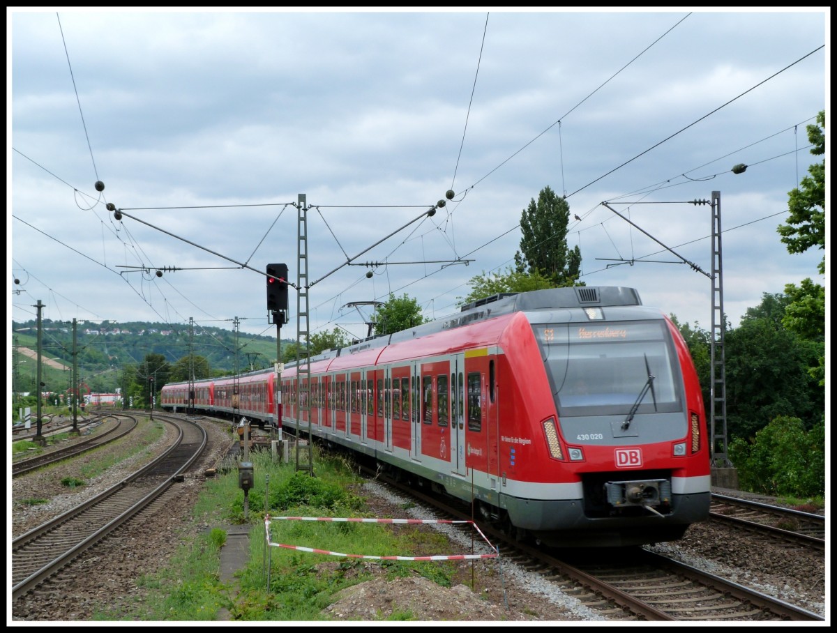 Mittlerweile dominieren die Fahrzeuge der Baureihe 430 die S-Bahn Linie 1 im Stuttgarter Netz.
Am 30.5.14 fährt dieser Langzug in den Bahnhof Stuttgart-Untertürkheim ein. 
