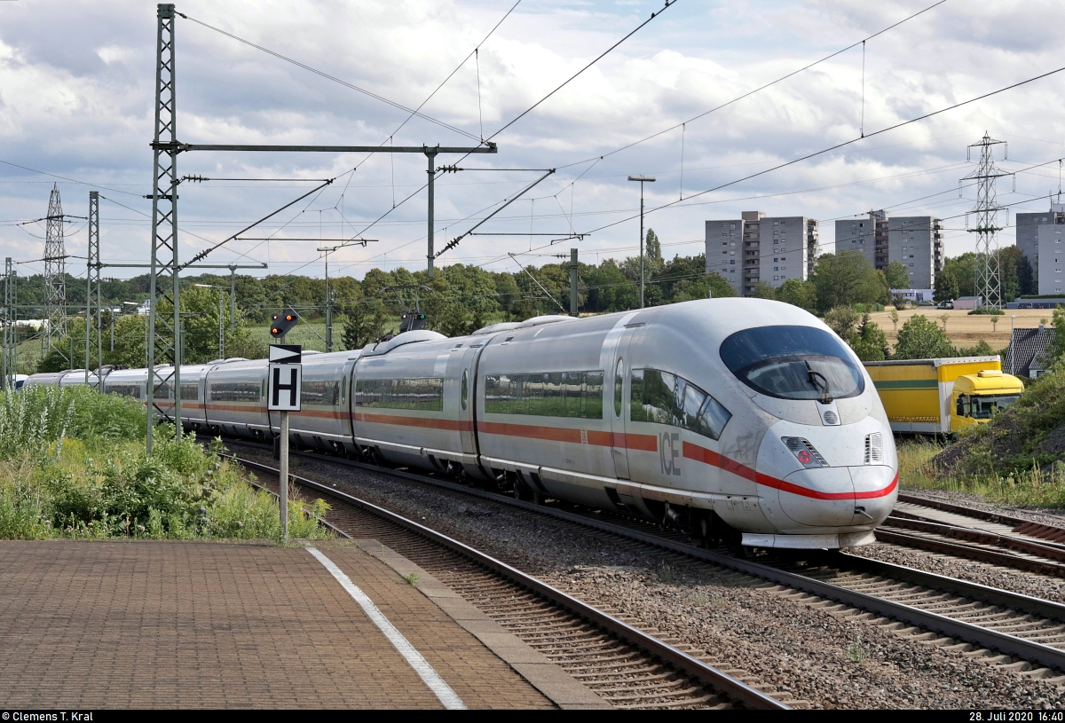 Mittlerweile ein Exot im deutschen Fernverkehr: Ein unmodernisierter ICE 3 mit rotem Streifen, altem ICE-Schriftzug und obendrein fehlendem DB-Logo. Die Rede ist von 403 556-4 (Tz 356).
Zusammen mit 403 511-9 (Tz 311  Wiesbaden ) durchfährt er als umgeleiteter ICE 519 (Linie 42) von Dortmund Hbf nach München Hbf den Bahnhof Asperg auf der Bahnstrecke Stuttgart–Würzburg (Frankenbahn | KBS 780).
[28.7.2020 | 16:40 Uhr]