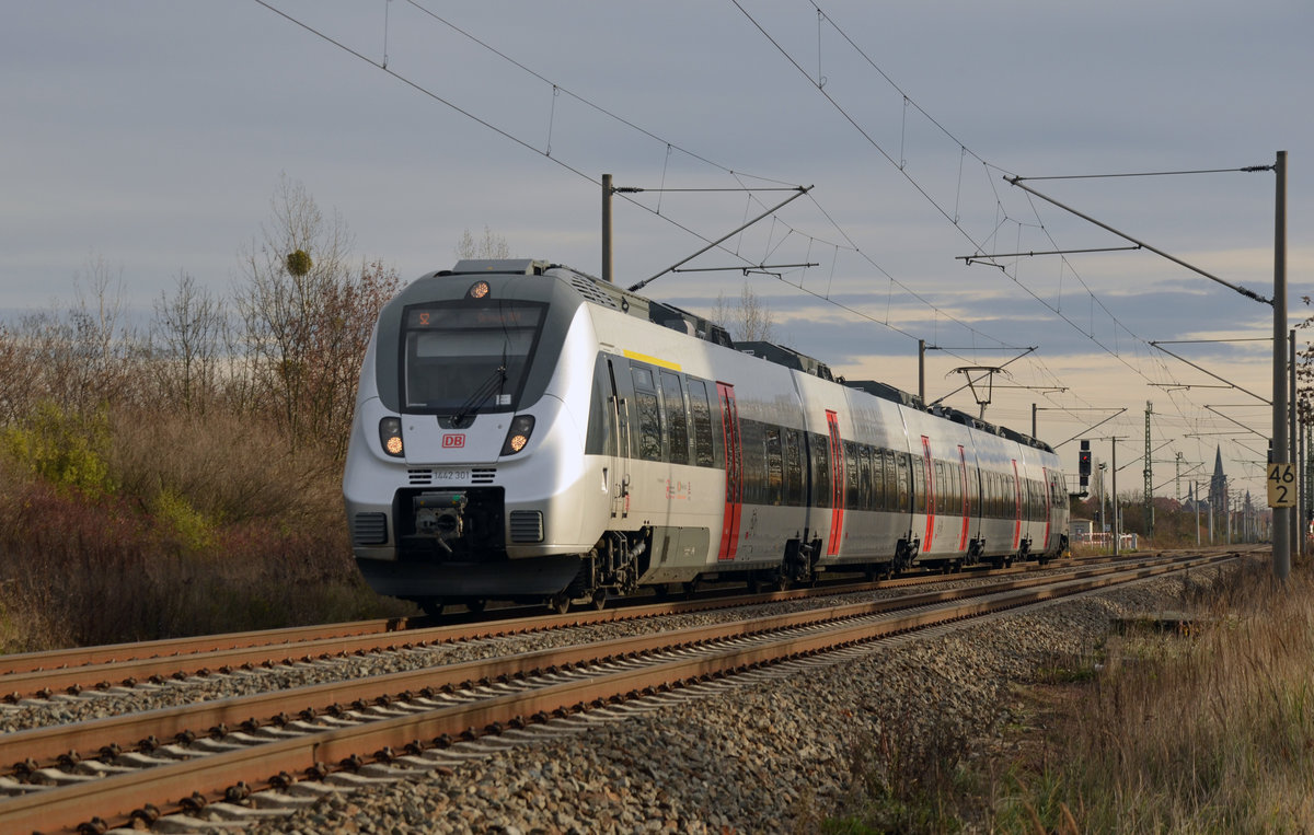 Mittlerweile fest in der Hand der Silberhamster ist der S-Bahnverkehr der Linie S2 zwischen Leipzig-Connewitz und Dessau bzw. Magdeburg. 1442 301 war am 20.11.16 nach Dessau unterwegs als er durch Greppin rollte.