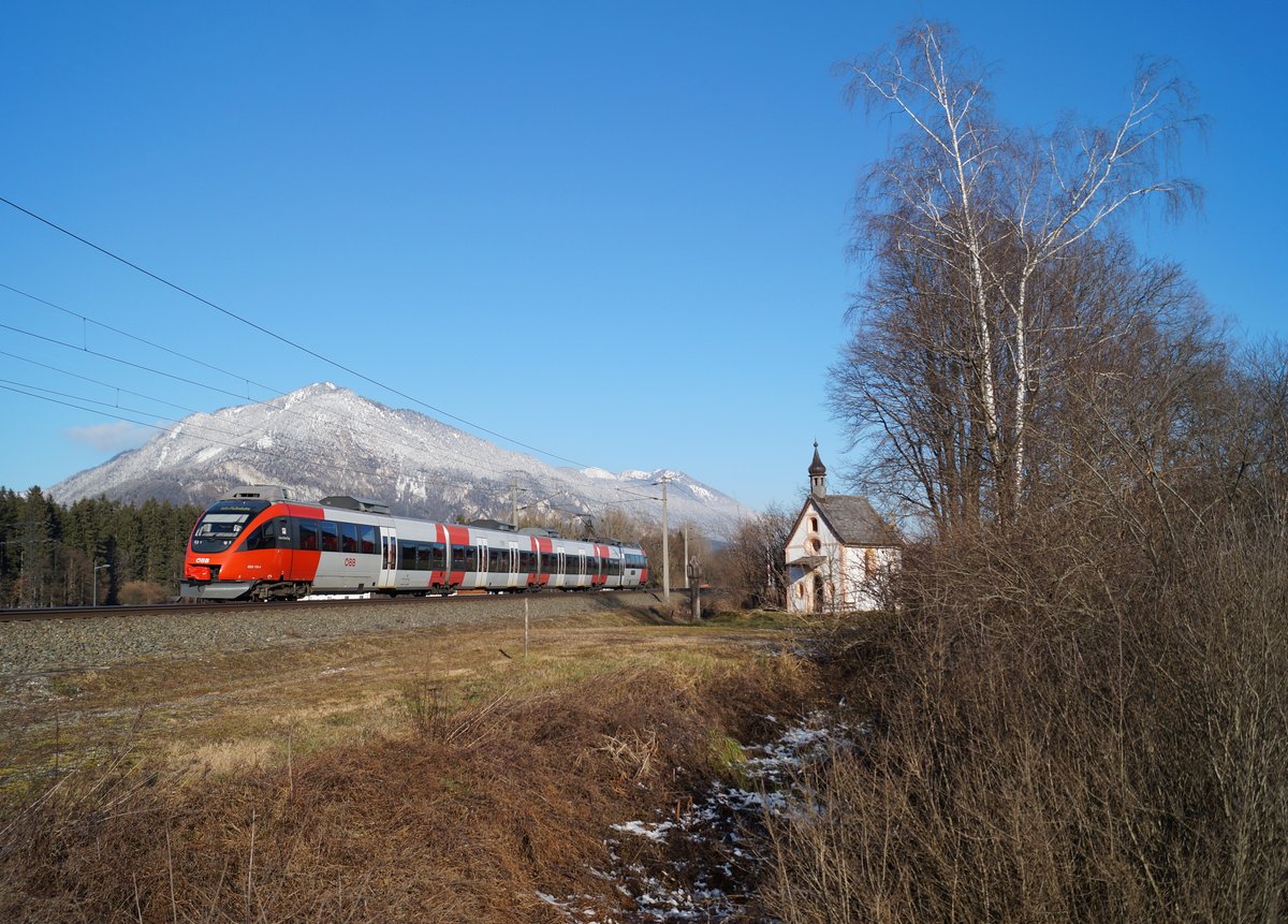 Mittlerweile fest im Tiroler Nahverkehr etabliert ist der 4024 118-4  LiteraTourZug  aus Kärnten. Am 29.12.2019 zählte auch er zu den auf der S1 eingesetzten 4 Triebwagen, die den ganzen Tag über ihren Dienst fahrplanmäßig versahen. Mit frisch lackierter Triebwagenspitze des 6024 strebte er bei Brixlegg dem Bestimmungsbahnhof Telfs-Pfaffenhofen als S 5118 entgegen.