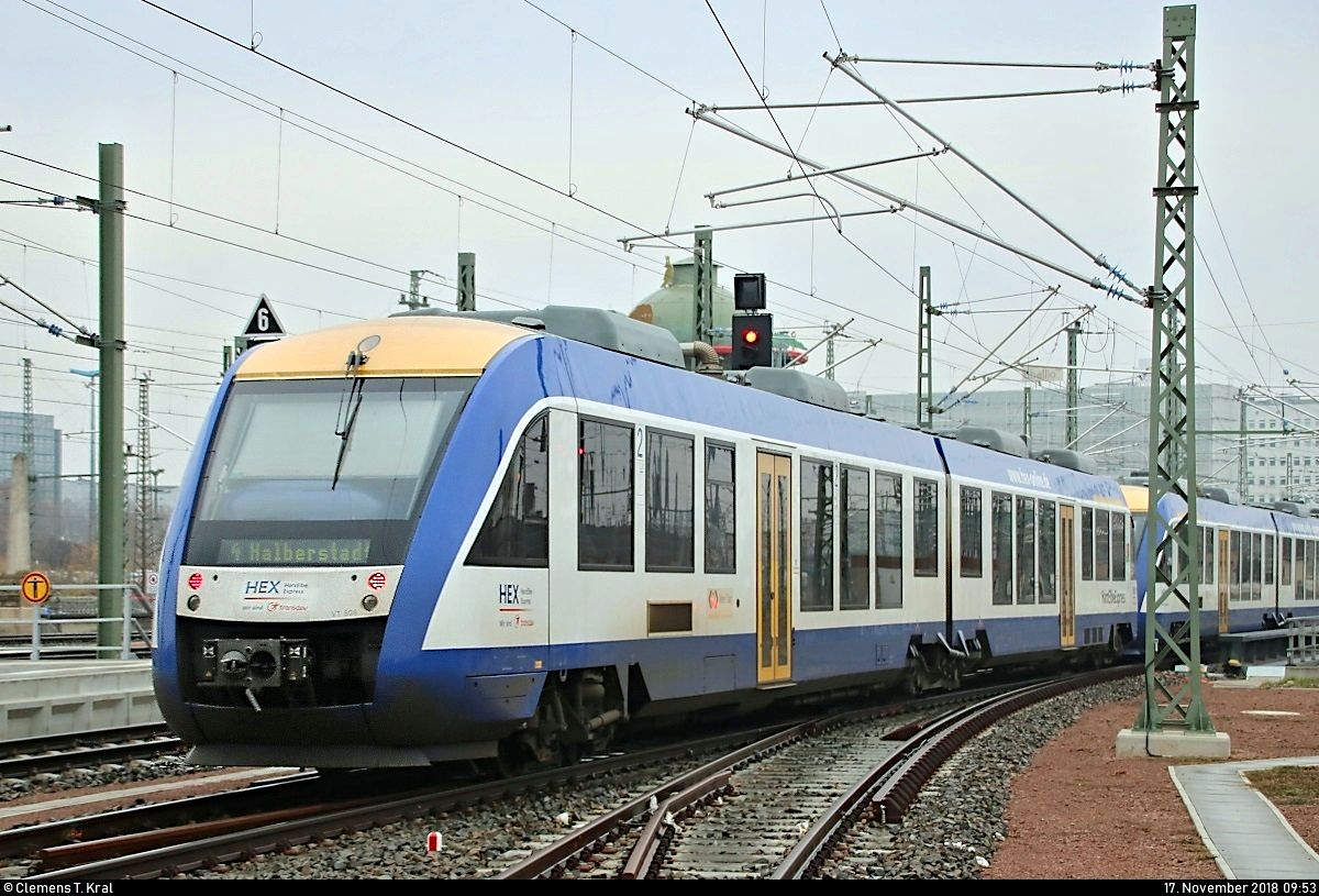 Mittlerweile Geschichte:
Nachschuss auf 648 786-1 und 648 ??? (VT 605 und VT 808 | Alstom Coradia LINT 41), ex Transdev Sachsen-Anhalt (HarzElbeExpress), als HEX80410 (HEX 4) nach Goslar, die ihren Startbahnhof Halle(Saale)Hbf auf Gleis 12 D-F verlassen.
Aufgenommen vom Zugang zum Interimsbahnsteig Halle(Saale)Hbf Gl. 13a (vorderes Gleis gesperrt bzw. nicht befahren).
[17.11.2018 | 9:53 Uhr]