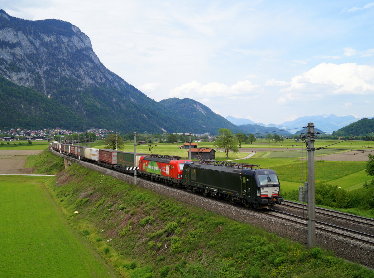 Mittlerweile gibt es auf der Brennerrampe auch einige KLV-Züge, die mit je einem MRCE- und einem DB-Vectron geführt werden. Ein solcher mit Sattelaufliegern beladener Güterzug ist am 25. Mai 2019 bei Langkampfen im unteren Inntal in Richtung Brenner unterwegs. Als Zuglokomotiven dienten dabei die schwarze MRCE 193 700 und die  Das ist grün  193 310 der DB.