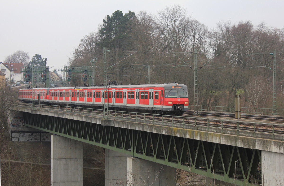 Mittlerweile historisch ist das am 02.04.2013 entstandene Bild des von 420 427 angeführten S-Bahn-Vollzug als S1 nach Plochingen, welcher gerade die Nesenbachbrücke in Stuttgart-Vaihingen befährt. 
