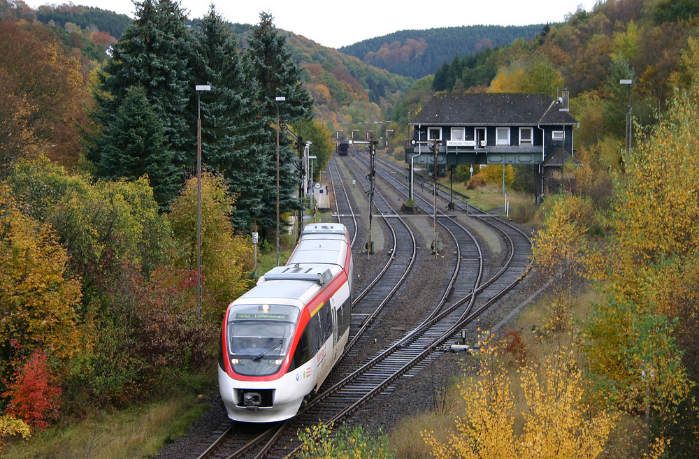 Mittlerweile historisch ist das Bahnunternehmen  Dortmund-Märkische Eisenbahn Gesellschaft .
Dieses Foto eines DME-Talents entstand am 23. Oktober 2004 in Brügge (Westfalen).