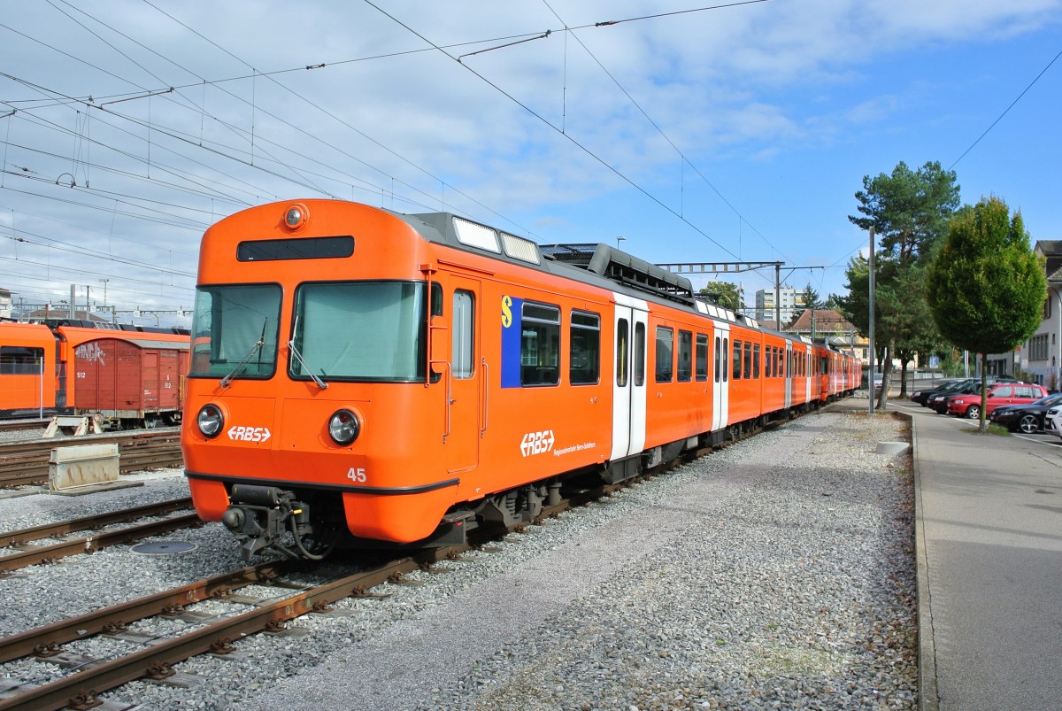 Mittlerweile sind alle NExT der 2. Serie ausgeliefert. Dadurch knnen die ABe 4/12 (neu Be 4/12 Seconda) auf der S 8 (Bern-Jegenstorf) eingesetzt werden. Dort verkehrten bis anhin Mandarinli, zu Spitzenzeiten 5-teilig. Die 2-teiligen Mandarinli dienten dort als Verstrkung, nun werden sie nicht mehr gebraucht. Die Be 4/8 45 + 48 sind nun in Solothurn abgestellt und warten auf ihr weiteres Schicksal, 13.10.2013.