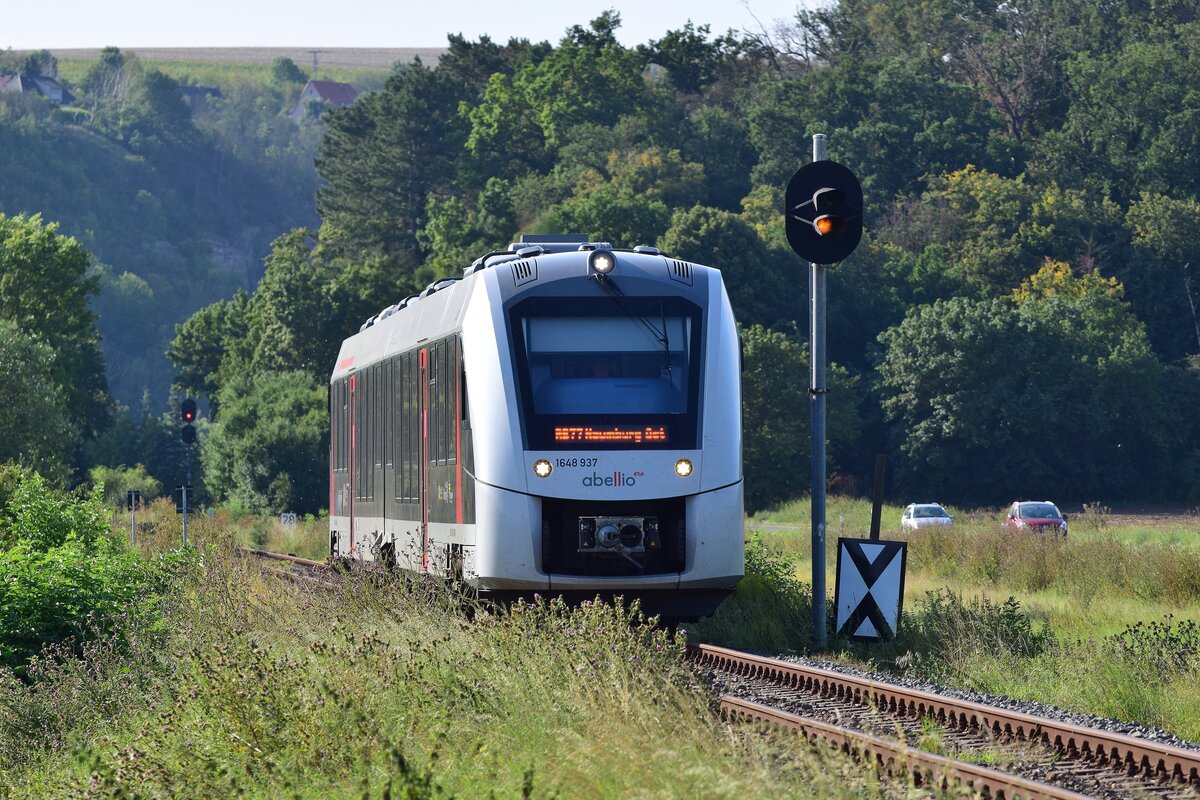 Mittlerweile sind die EZMG Signale in Nebra Geschichte. Da letztes Jahr bereits feststand das diese wegfallen wurde dem Bahnhof Nebra am 16.8.21 nochmal ein letzter Besuch abgestattet. 1648 437 passiert auf seinen Weg nach Naumburg das Einfahrvorsignal von Nebra.

Nebra 16.08.2021