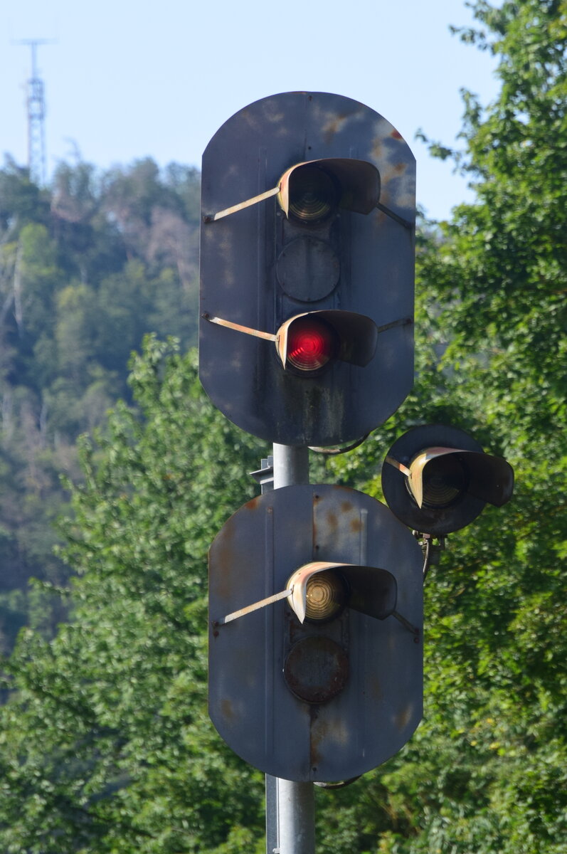 Mittlerweile sind die EZMG Signale in Nebra Geschichte. Da letztes Jahr bereits feststand das diese wegfallen wurde dem Bahnhof Nebra am 16.8.21 nochmal ein letzter Besuch abgestattet. Am 16.8.21 konnte ich das Ersatzsignal Zs1 am Ausfahrsignal nach Wangen aufnehmen.

Nebra 16.08.2021