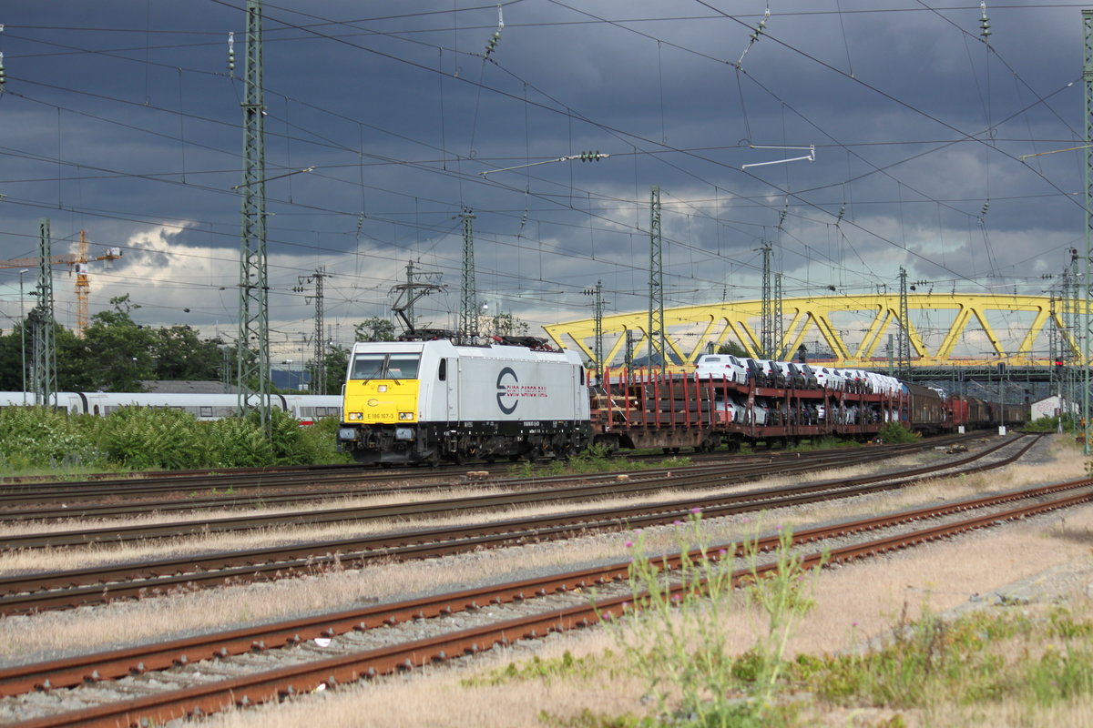 Mittlerweile sind fast alle von der DB bestellten Loks der BR 186 an die DB-Tochter EuroCargoRail übergegangen. Am Abend des 07.06.2017 erreicht 186 167 mit einem gemischten Güterzug die Gütergleise in Mannheim Hauptbahnhof.