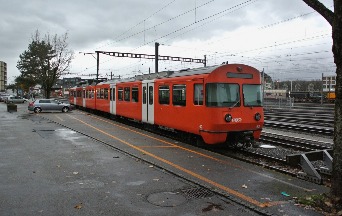 Mittlerweile steht nur noch ein 2-teiliges Mandarinli in Solothurn. Die ra der Be 4/8 ist somit schon sehr bald Geschichte. Be 4/8 Nr. 42 in Solothurn, 23.11.2013.