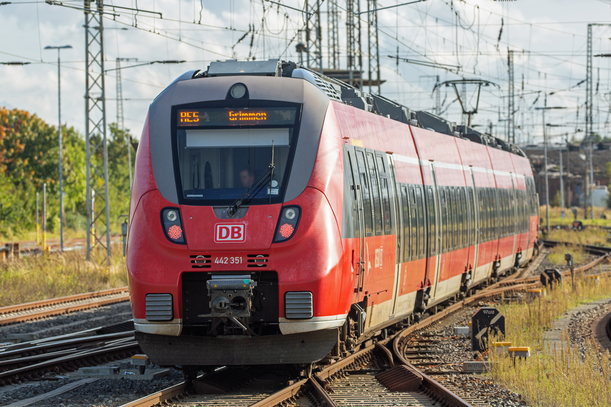Mittlerweile verblassen die DB Regio Farbe an den Talent 2 Triebwagen hier auch am RE 5 von Stralsund nach Grimmen. - 06.10.2021 - Vom Bahnsteig 3 bzw. 4 aufgenommen.
