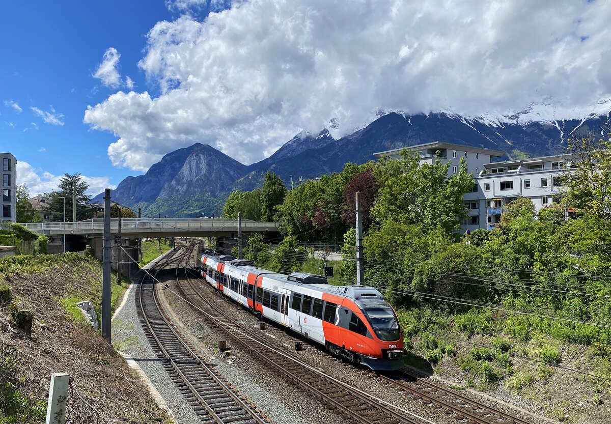 Mittlerweile wurde auch der letzte ÖBB-Talent mit alten Scheinwerfern umgebaut und modernisiert. Es war dies der 4024 001-2, der lange Zeit in Vorarlberg beheimatet war und seit Frühjahr 2018 in Innsbruck stationiert ist. Am 23.05.2021 konnte ich den Triebwagen im noch unmodernisierten Zustand in der Konzertkurve zwischen Innsbruck West- und Hauptbahnhof ablichten. Dabei befand er sich als S6 5455 auf der Fahrt von Seefeld in Tirol zum Innsbrucker Hauptbahnhof.