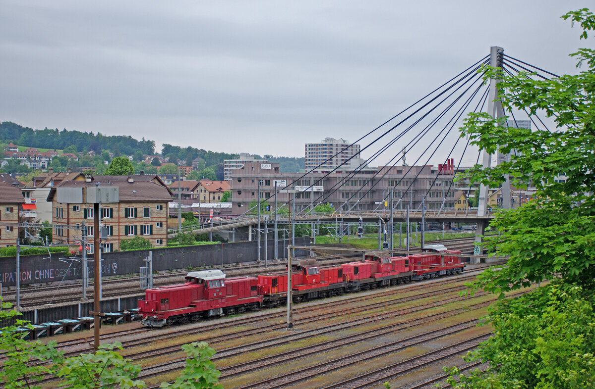 Mittwoch den 24.05.2023 zwischen 11:51 Uhr und 11:58 Uhr in Winterthur. Seit ein paar Tagen stehen auf der Südwestlichen Ausfahrseite höhe Abzweigung in Richtung Bülach und Richtung Zürich unmittelbar bei der Storchenbrücke (Schregseilbrücke) vier Bm 6/6 abgestellt. Ein kleiner Spaziergang von der  Untere Vogelsangstrasse“ auf die Storchenbrücke ( Untere Briggerstrasse“) vermittelt einen kleinen Eindruck von den vier Maschinen. Die vier Maschinen sind im Register der SBB Historic eingetragen. Folgende Maschinen stehen hier in der Abstellgruppe. Bm 6/6 18511 (98 85 5860 511-5 CH-SLM (Schorno). Baujahr: 1961. Fabriknummer: 4304. Erbauer: SLM/BBC. Bm 6/6 18507 (98 85 5860 507-3 CH-???. Baujahr: 1960. Fabriknummer: 4300. Erbauer: SLM/BBC. Bm 6/6 18508 (98 85 5860 508-1 CH-???. Baujahr: 1960. Fabriknummer: 4301. Erbauer: SLM/BBC. Bm 6/6 18501 (98 85 5860 501-6 CH-SLM (Schorno). Baujahr: 1954. Fabriknummer: 4092. Erbauer: SLM/BBC mit dem Wappen von Winterthur. Koordinaten GMS (Grad, Minuten, Sekunden): N 47° 29’ 21.9’’ O 8° 42’ 58.4’’