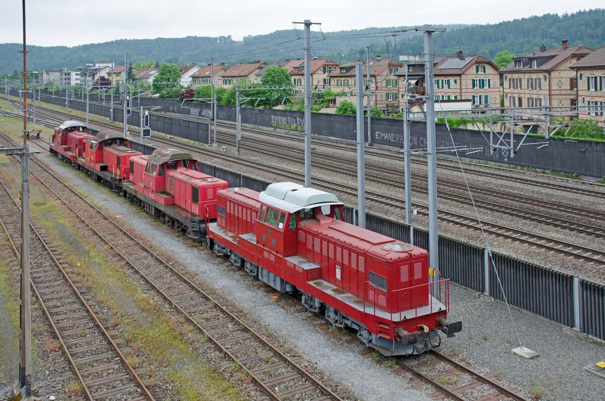 Mittwoch den 24.05.2023 zwischen 11:51 Uhr und 11:58 Uhr in Winterthur. Seit ein paar Tagen stehen auf der Südwestlichen Ausfahrseite höhe Abzweigung in Richtung Bülach und Richtung Zürich unmittelbar bei der Storchenbrücke (Schregseilbrücke) vier Bm 6/6 abgestellt. Ein kleiner Spaziergang von der  Untere Vogelsangstrasse“ auf die Storchenbrücke ( Untere Briggerstrasse“) vermittelt einen kleinen Eindruck von den vier Maschinen. Die vier Maschinen sind im Register der SBB Historic eingetragen. Folgende Maschinen stehen hier in der Abstellgruppe. Bm 6/6 18511 (98 85 5860 511-5 CH-SLM (Schorno). Baujahr: 1961. Fabriknummer: 4304. Erbauer: SLM/BBC. Bm 6/6 18507 (98 85 5860 507-3 CH-???. Baujahr: 1960. Fabriknummer: 4300. Erbauer: SLM/BBC. Bm 6/6 18508 (98 85 5860 508-1 CH-???. Baujahr: 1960. Fabriknummer: 4301. Erbauer: SLM/BBC. Bm 6/6 18501 (98 85 5860 501-6 CH-SLM (Schorno). Baujahr: 1954. Fabriknummer: 4092. Erbauer: SLM/BBC mit dem Wappen von Winterthur. Koordinaten GMS (Grad, Minuten, Sekunden): N 47° 29’ 25.7’’ O 8° 42’ 58.8’’