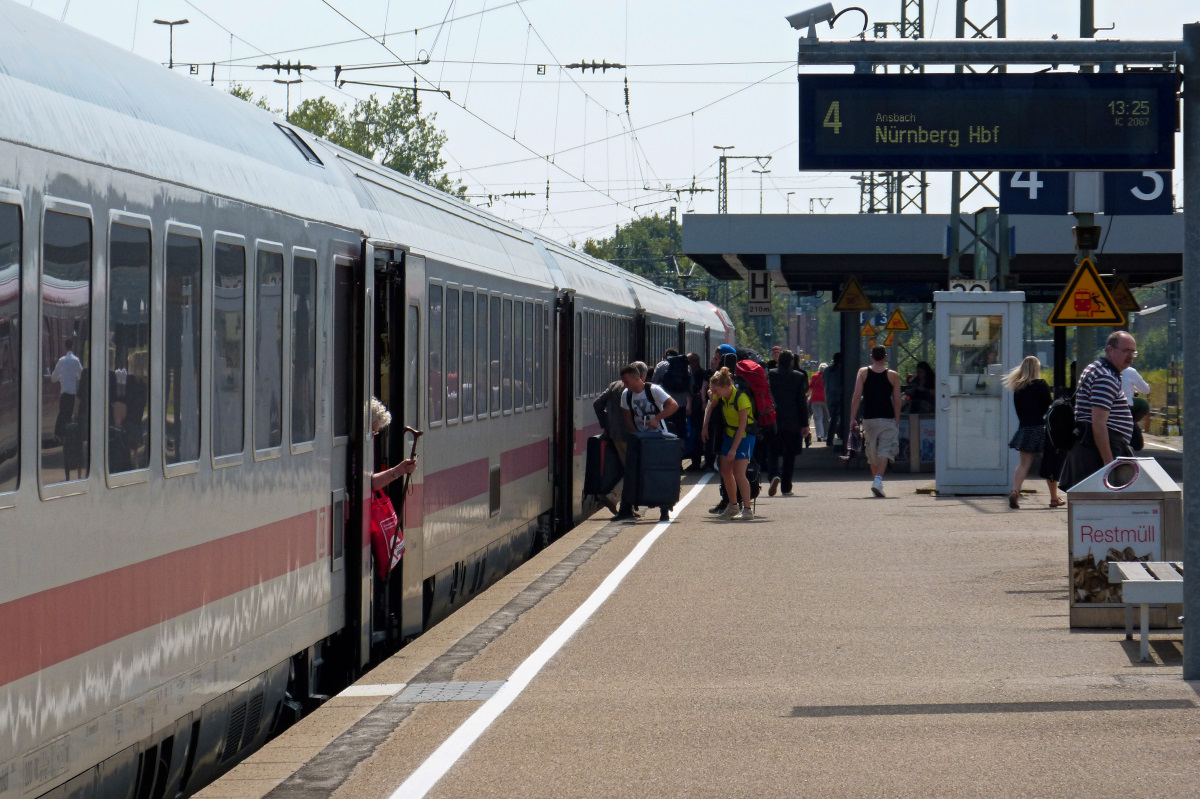 Mitunter muß man beim Einsteigen aufpassen, welche Tür man nimmt und wem einen da mit eventuellen Schlagwaffen erwartet. Crailsheim 23.08.2015