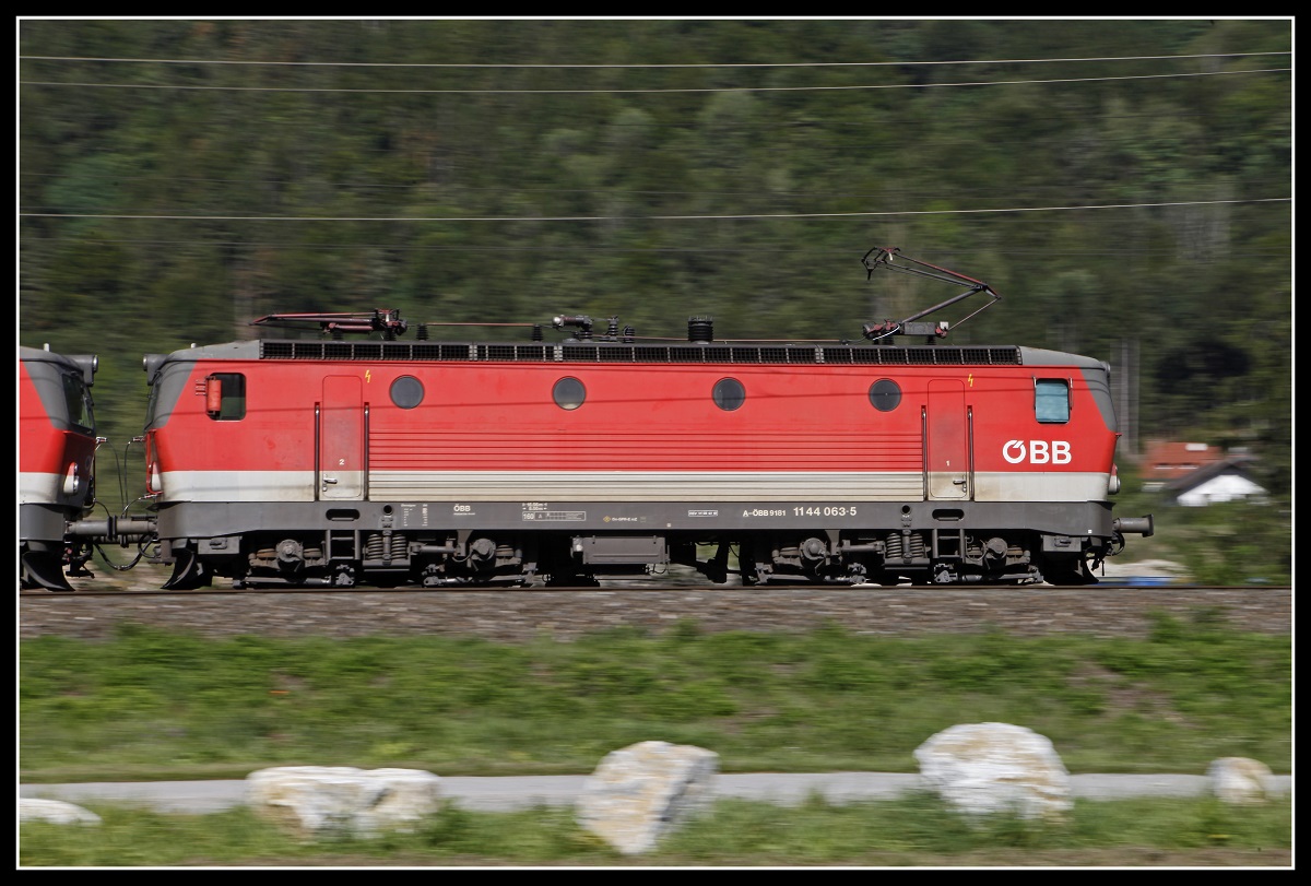 Mitzieher der 1144 063 bei Kapfenberg am 20.09.2019.